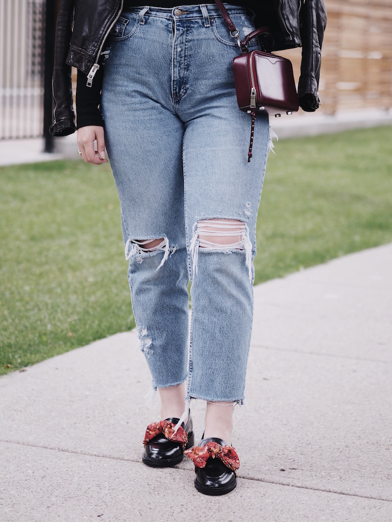 easy fall outfit, light ripped jeans, DIY ripped jeans, ripped jeans outfit, mom jeans outfit, how to wear ripped jeans